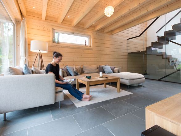Kobieta w salonie na podłodze wyłożonej płytkami łupkowymi Grey Slate