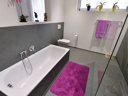 Płytki łupkowe Grey Slate ułożone w łazience