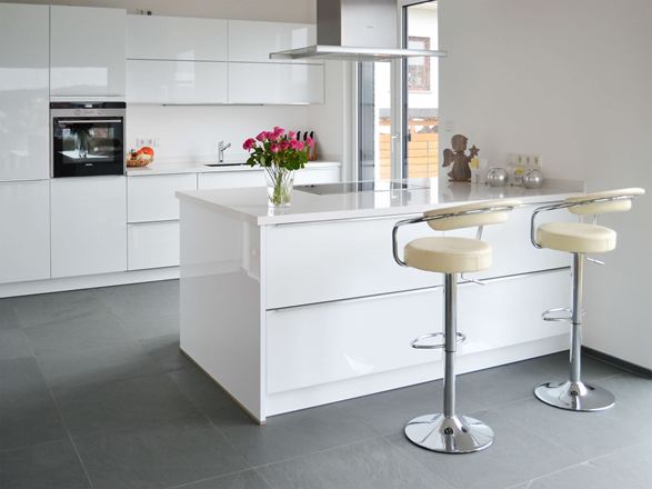 Płytki łupkowe Grey Slate ułożone w nowoczesnej kuchni