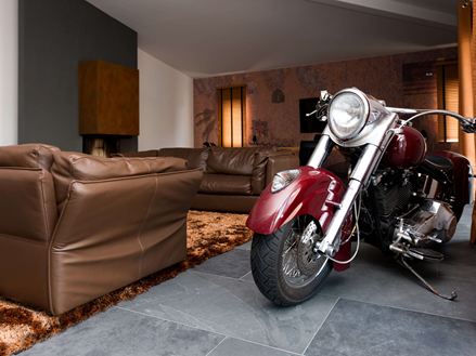 Motocykl w salonie na płytkach łupkowych Mustang