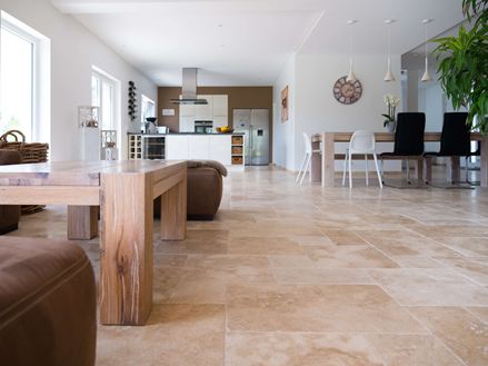 Salon z podłogą z naturalnego kamienia Travertin Medium