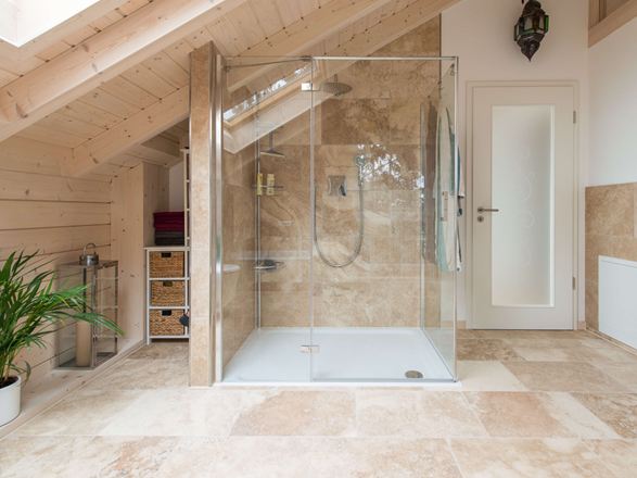 Płytki z trawertynu Rustic w łazience z prysznicem