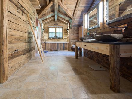 Łazienka wellness z drewnem i płytkami trawertynowymi Rustic