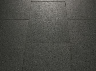 Zbliżenie na ułożony granit Padang Ciemny