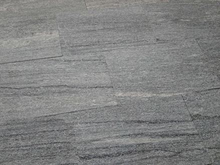 Ułożone płyty granitowe Urban Grey Line w kolorze szarym z ciemnymi żyłkami