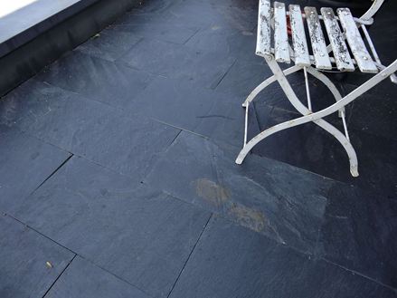 Zdjęcie klienta: Balkon z płytami łupkowymi Black Rustic i krzesłem w stylu vintage