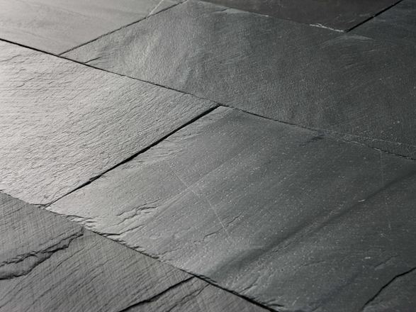 Zbliżenie na ułożoną płytę łupkową Black Rustic o powierzchni ciosanej