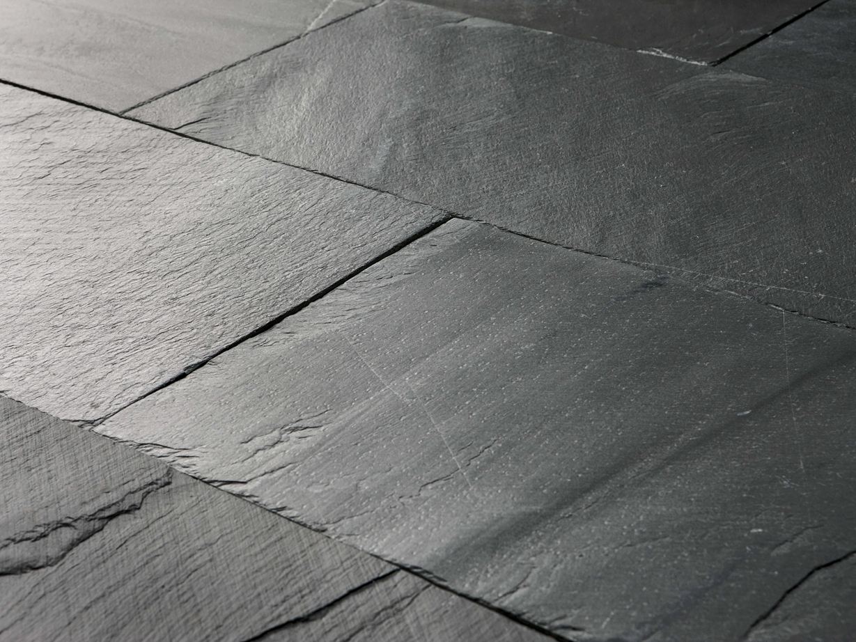 Zbliżenie na ułożoną płytę łupkową Black Rustic o powierzchni ciosanej