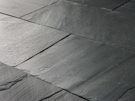 Zbliżenie na ułożoną płytę łupkową Black Rustic o powierzchni ciosanej