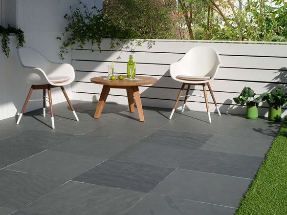 Taras słoneczny z płytami łupkowymi w kolorze Diamond Grey