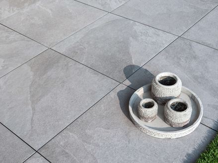 Płytki z gresu porcelanowego Alpine Grey o wyglądzie łupka z dekoracyjnymi wazonami