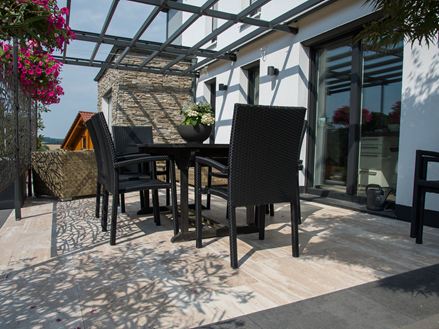 Taras z trawertynu Natura w okresie kwitnienia