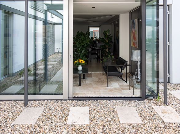 Widok z tarasu Travertin Rustic na elegancką oranżerię