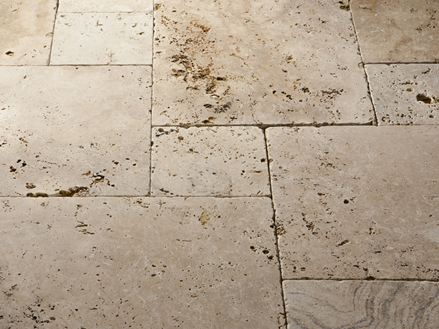 Płyty trawertynowe Rustic ułożone w układzie rzymskim