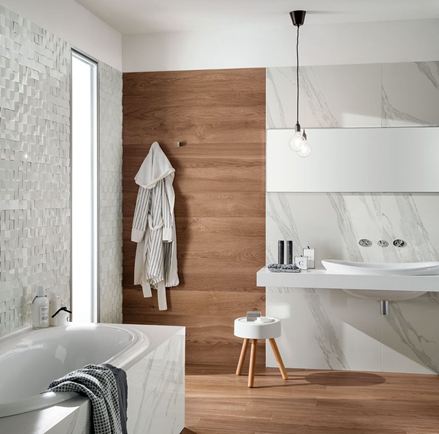 Łazienka z płytkami z gresu porcelanowego imitującymi drewno na podłodze i ścianach