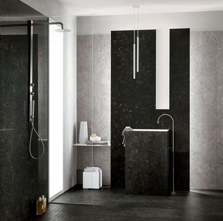 Nowoczesna łazienka z jasnymi i ciemnymi płytkami z gresu porcelanowego