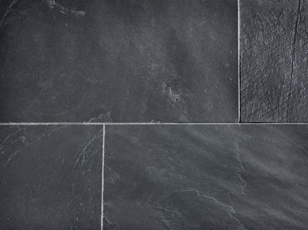 Zbliżenie na ułożone płytki łupkowe Black Rustic w kolorze antracytowym z jasnymi fugami