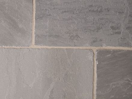 Zbliżenie na szare płyty z piaskowca Kandla Grey