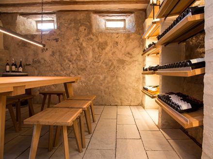 Piwnica na wino wyłożona płytami z piaskowca Kandla Grey
