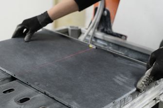 Kamień naturalny można precyzyjnie przyciąć za pomocą lasera lub linijki
