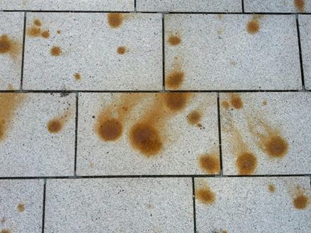 Płyty granitowe z wykwitami i plamami rdzy