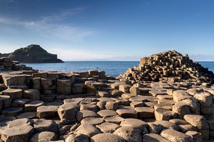 Kolumny bazaltowe Giant's Causeway przy dobrej pogodzie, w tle morze