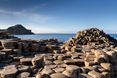 Kolumny bazaltowe Giant's Causeway przy dobrej pogodzie, w tle morze