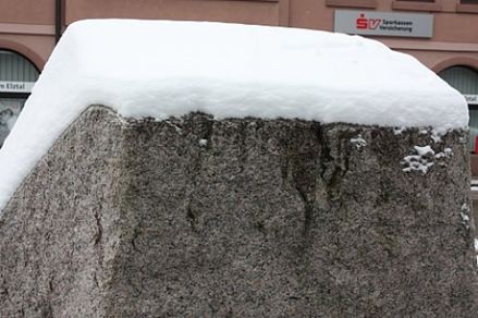 Twarde kamienie, takie jak granit, są odporne na śnieg i lód