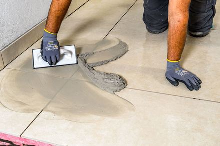 Wypełnianie fug na tarasie z gresu porcelanowego