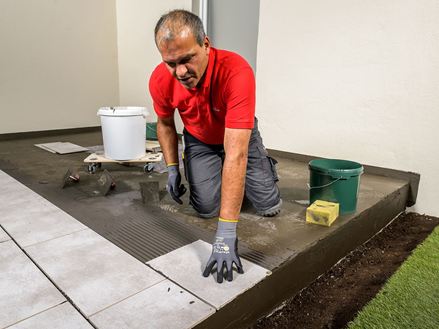 Układanie płytek z gresu porcelanowego na tarasie – Sopro