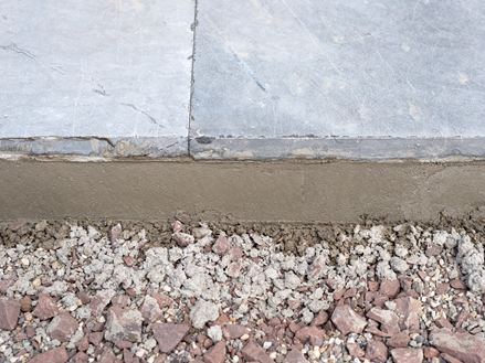 Obramowanie płyt tarasowych za pomocą klina zaprawowego