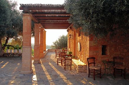 Śródziemnomorska pergola w wieczornym świetle